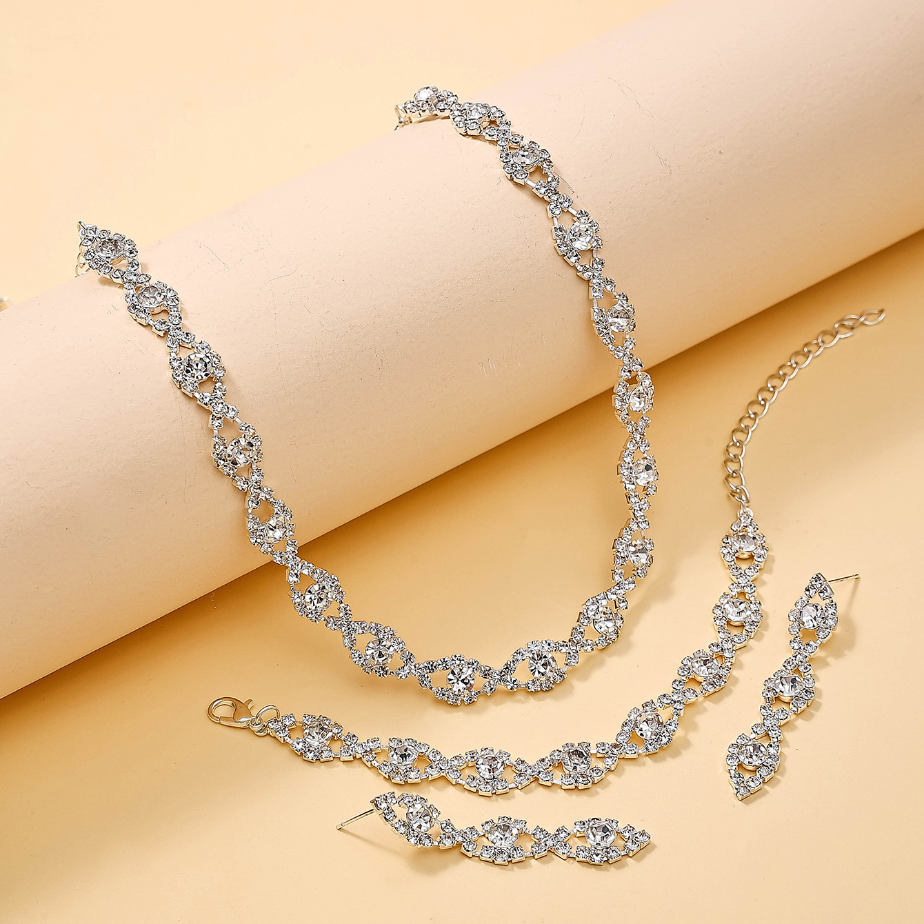 European and American cross-border best-selling women's jewelry, light luxury evening dress accessories, 3-piece set, bracelet, necklace, earrings Application Scenario