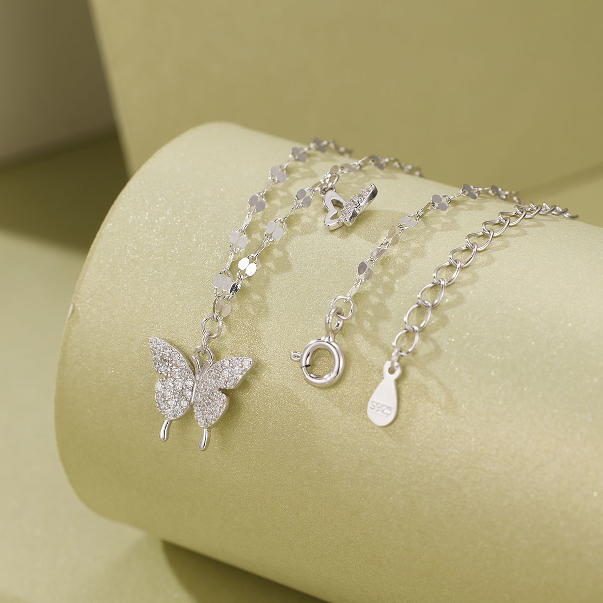 s925 Silver Butterfly necklace, women's light luxury style, simple and non-fading, single-layer collarbone chain, high-end and niche accessory wholesale Application Scenario