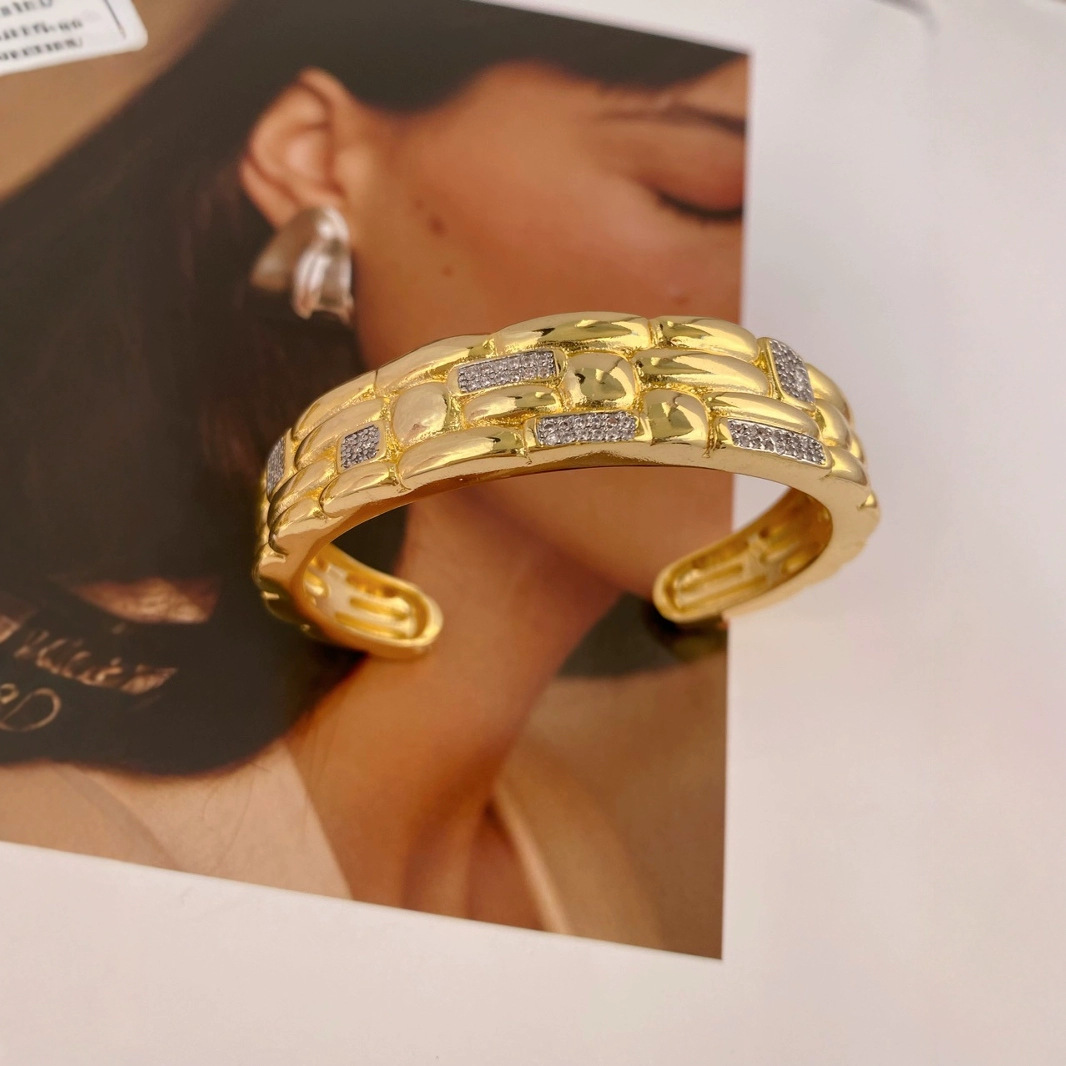 High-end geometric ring, European and American exaggerated style copper inlaid zircon finger ring, women's opening adjustable ring wholesale Application Scenario