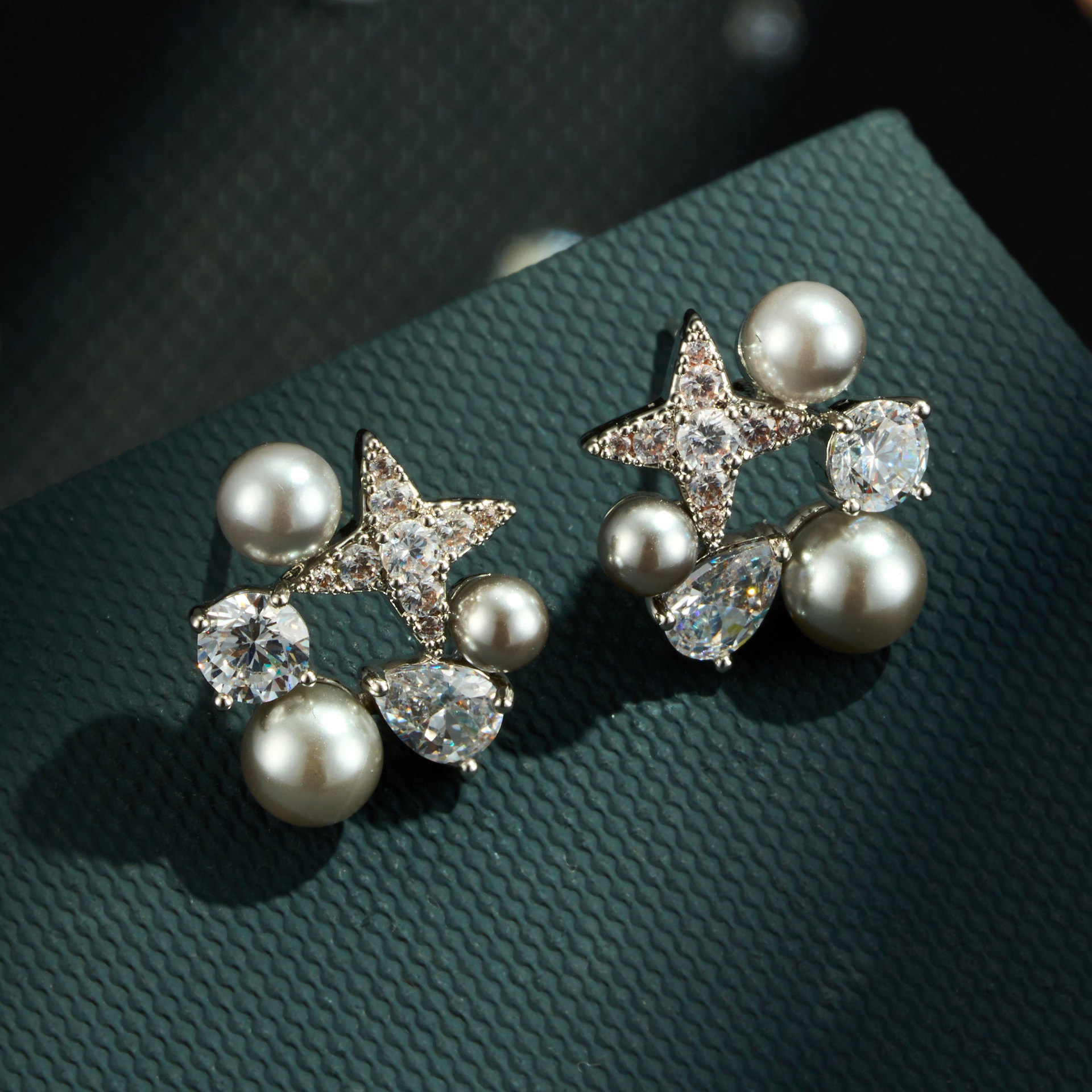 Exquisite and dynamic star-shaped pearl stud earrings made of copper alloy with slightly inlaid zircon s925 silver needles