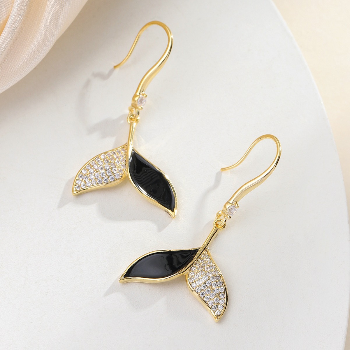 High-end beauty fishtail earrings, women's ins-style light luxury copper gold-plated earrings, high-quality lacquered long earrings wholesale Application Scenario