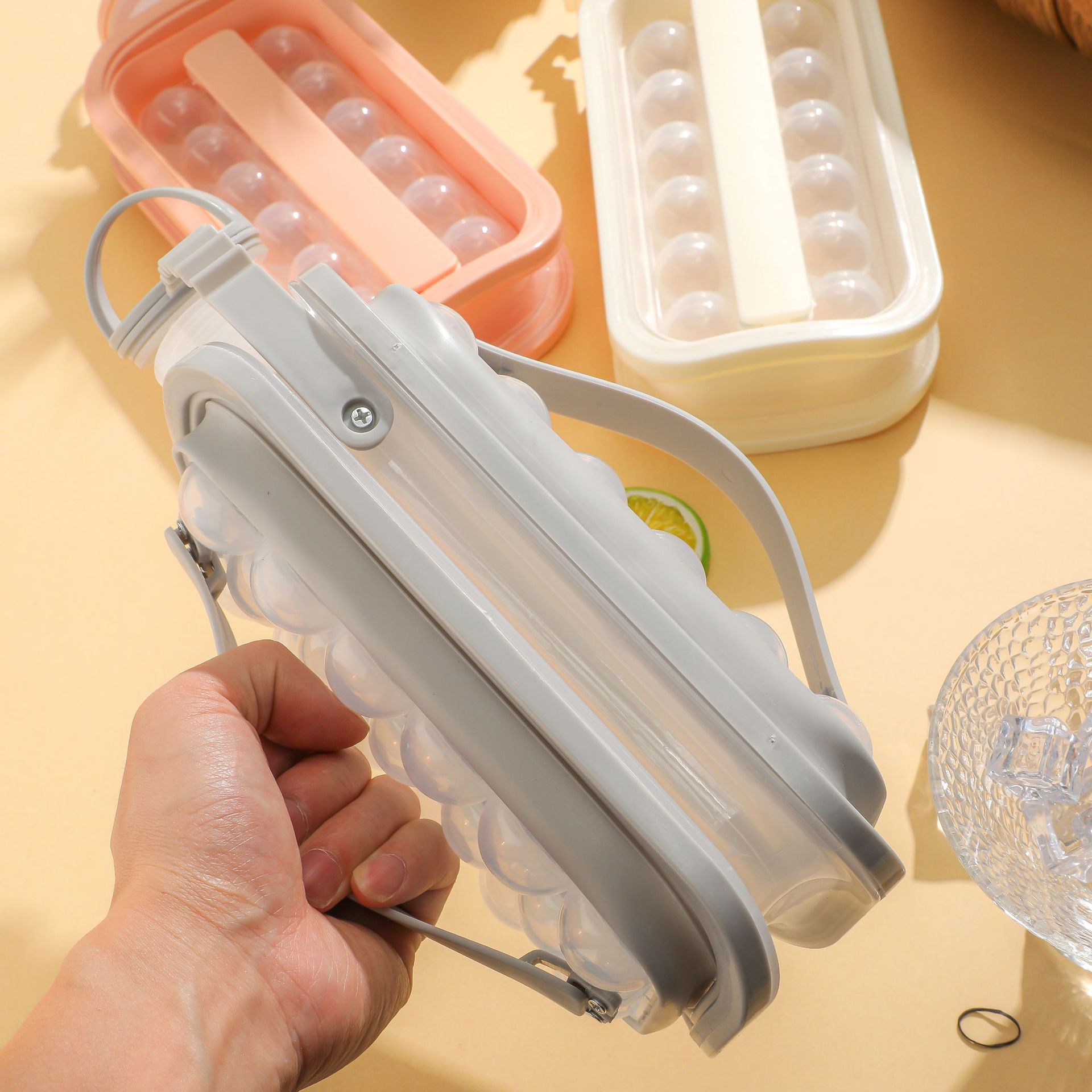 Ice hockey pot making, ice hockey film, household ice cube tray, ice pot, two-in-one water bottle, ice cubes, silicone, portable cold drink ice cup Application Scenario