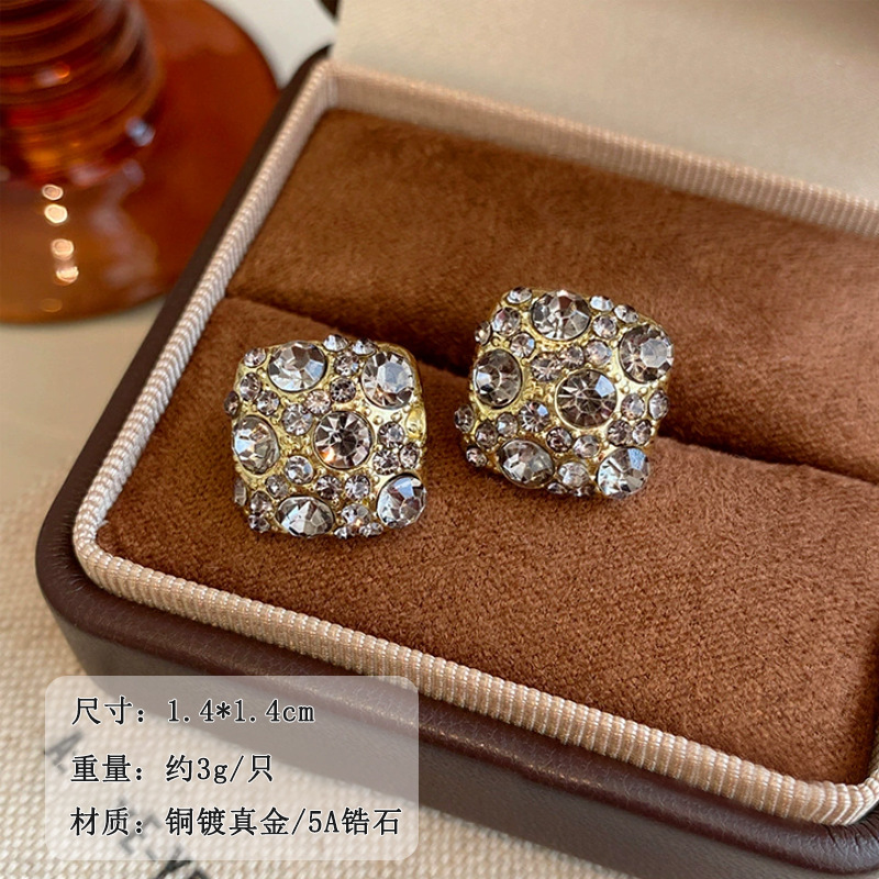 Korean-style super shiny zirconium gray diamond square silver needle stud earrings, a unique and high-end feminine touch, retro and elegant ladylike charm, exquisite earrings details Picture