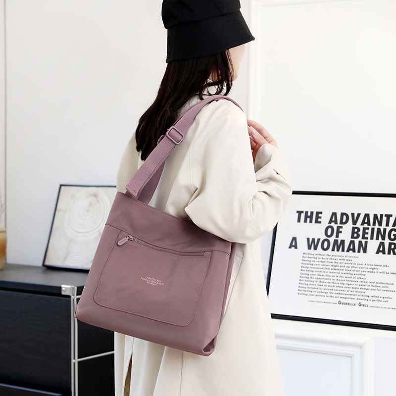 New versatile large-capacity tote bag for women, simple and casual commuting single-shoulder mommy bag details Picture