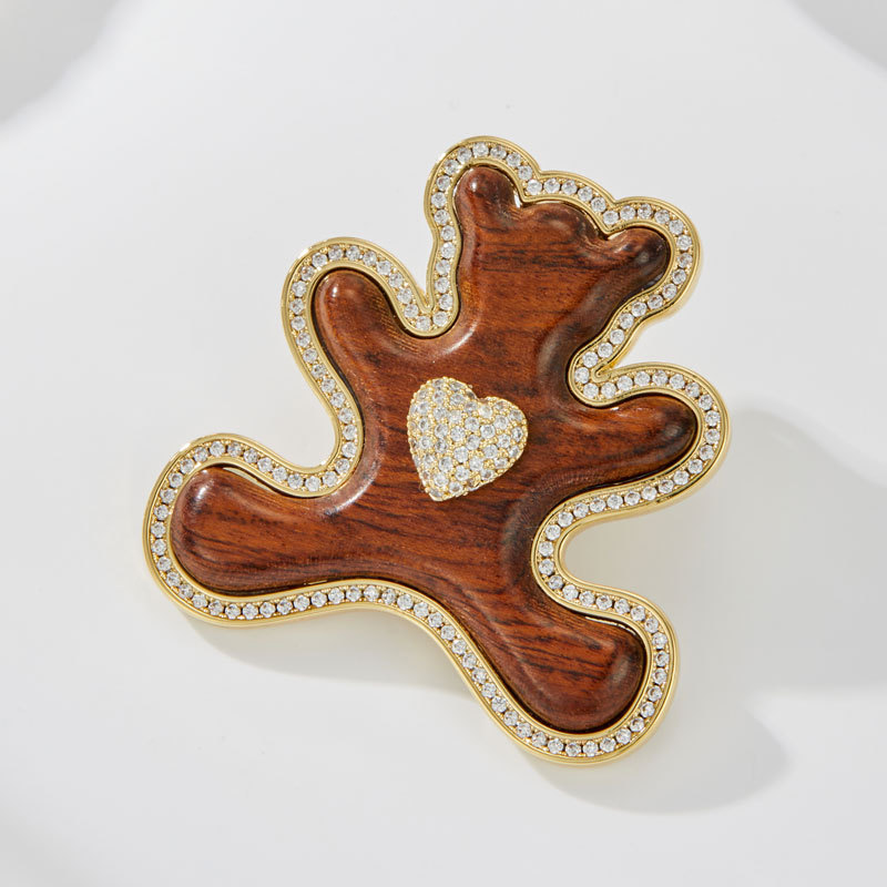 Original high-end wooden bear brooch, cute and adorable, copper alloy micro-inlaid zircon, real gold electroplated exquisite pin Application Scenario