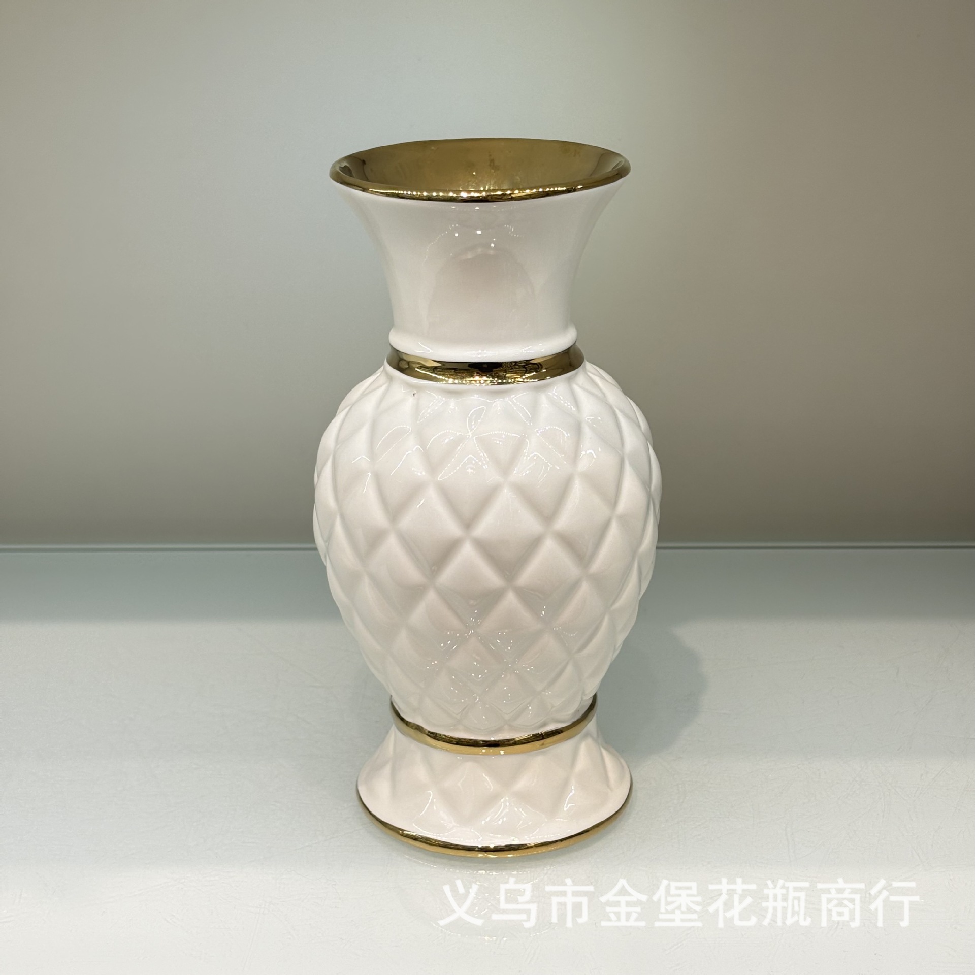 شكل سطح المكتب الناعم في غرفة المعيشة في المزهرية البلاتينية من البلاتين الاسكندنافي Specification image