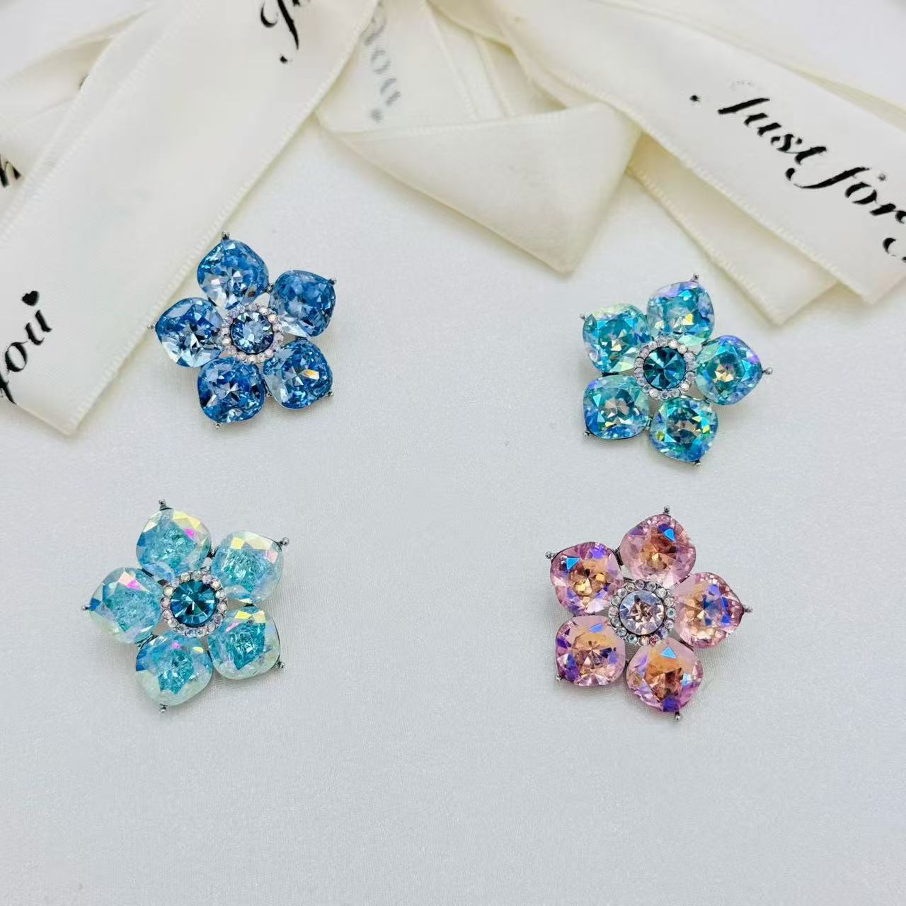 Austrian crystal flower brooches, retro full diamonds, home diamond accessories, overcoats, suits, brooches, high-end gifts wholesale details Picture