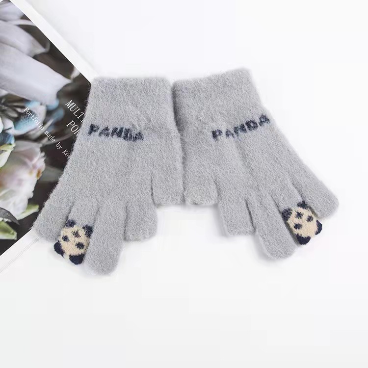 The new winter faux mink gloves for women with two and a half fingers are warm and fashionable. The panda gloves are designed for students to keep warm while writing Application Scenario