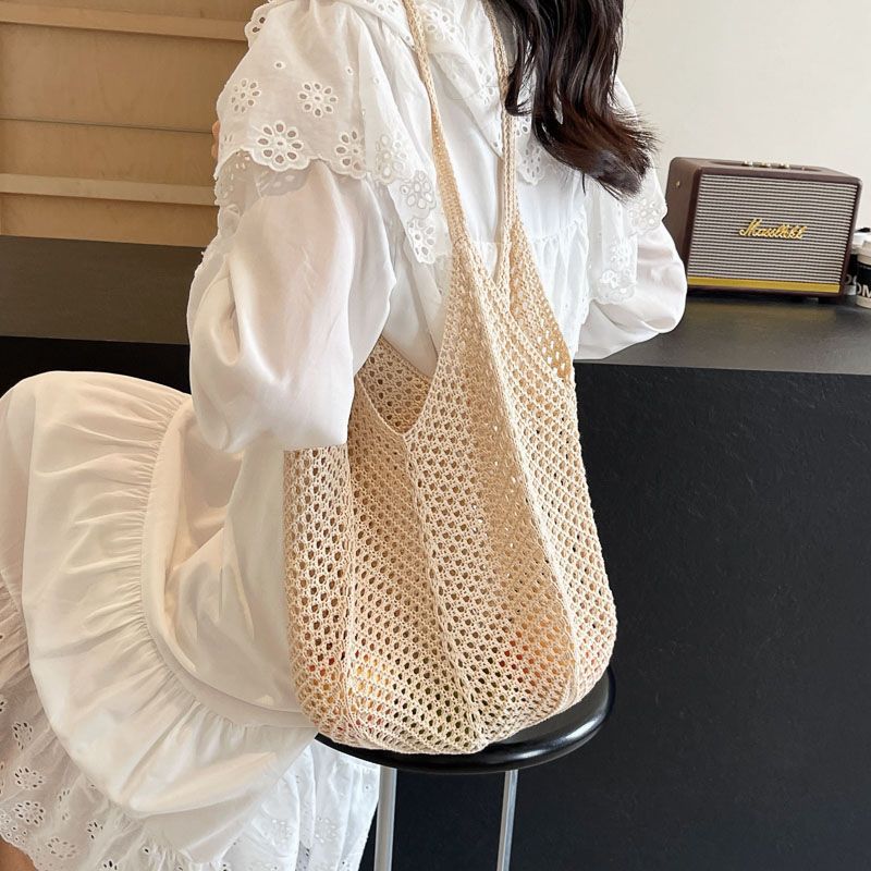 Cross-border grid perforated bag, casual large-capacity cotton thread woven bag, new perforated straw woven bag, laid-back style single-shoulder bag, vacation beach bag, women's bag, single-shoulder bag, handbag, storage bag, handbag, simple grid bag Application Scenario