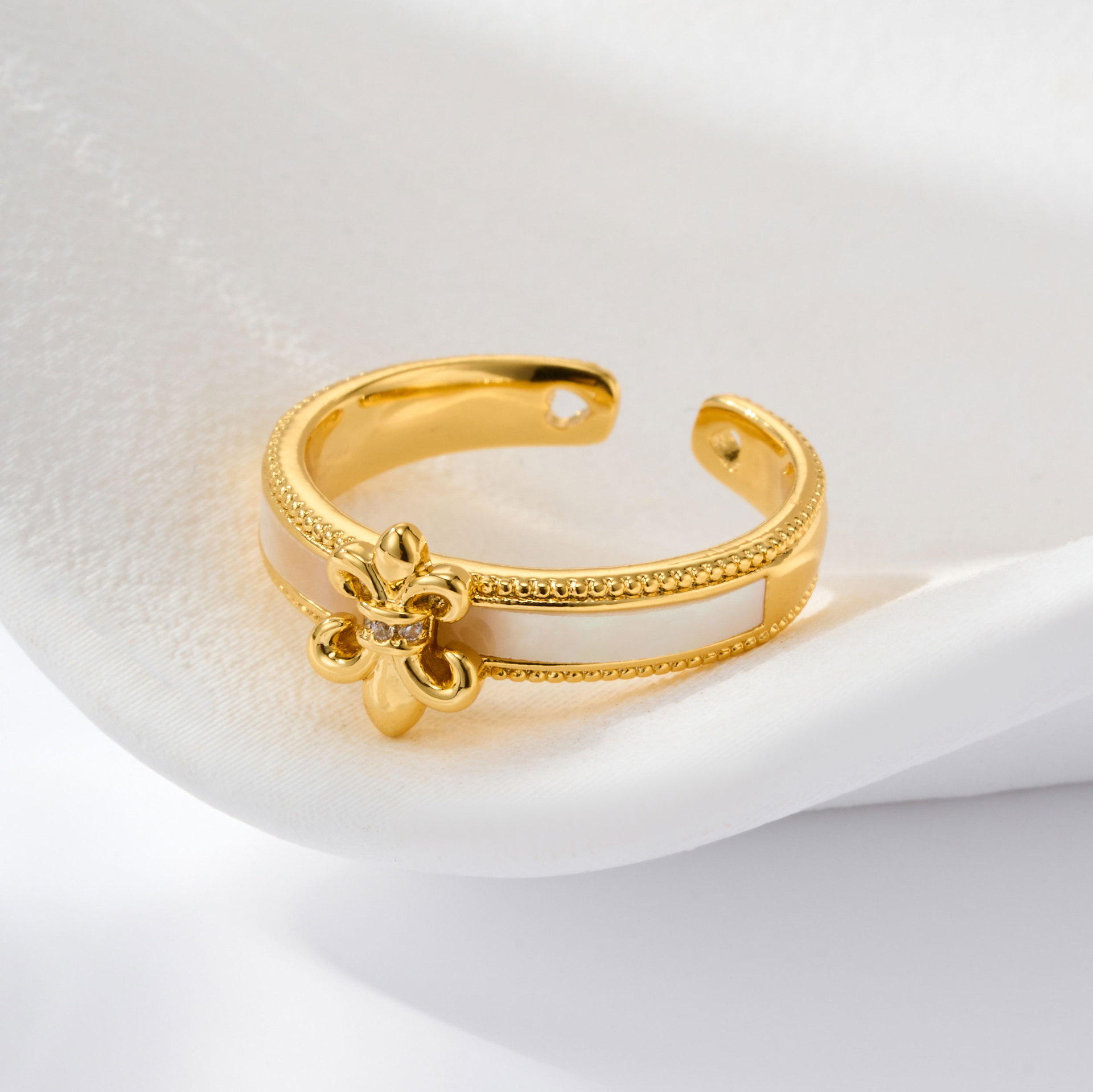 Source factory's light luxury mother-of-pearl iris flower open ring, copper alloy, real gold electroplated, high-end adjustable ring Application Scenario