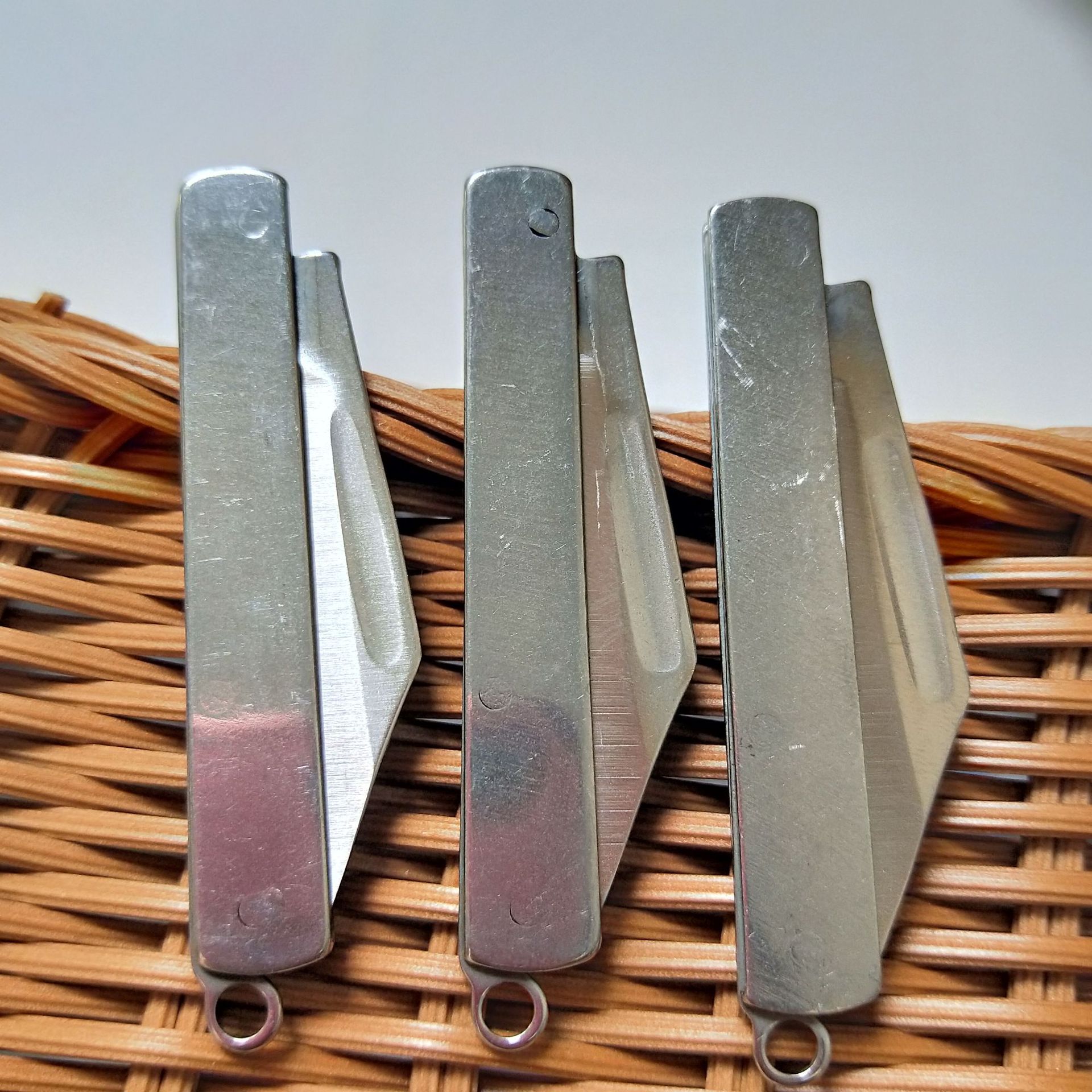 Small steel knife, metal knife, small fruit knife, folding knife, portable small steel knife, kitchen tools Application Scenario