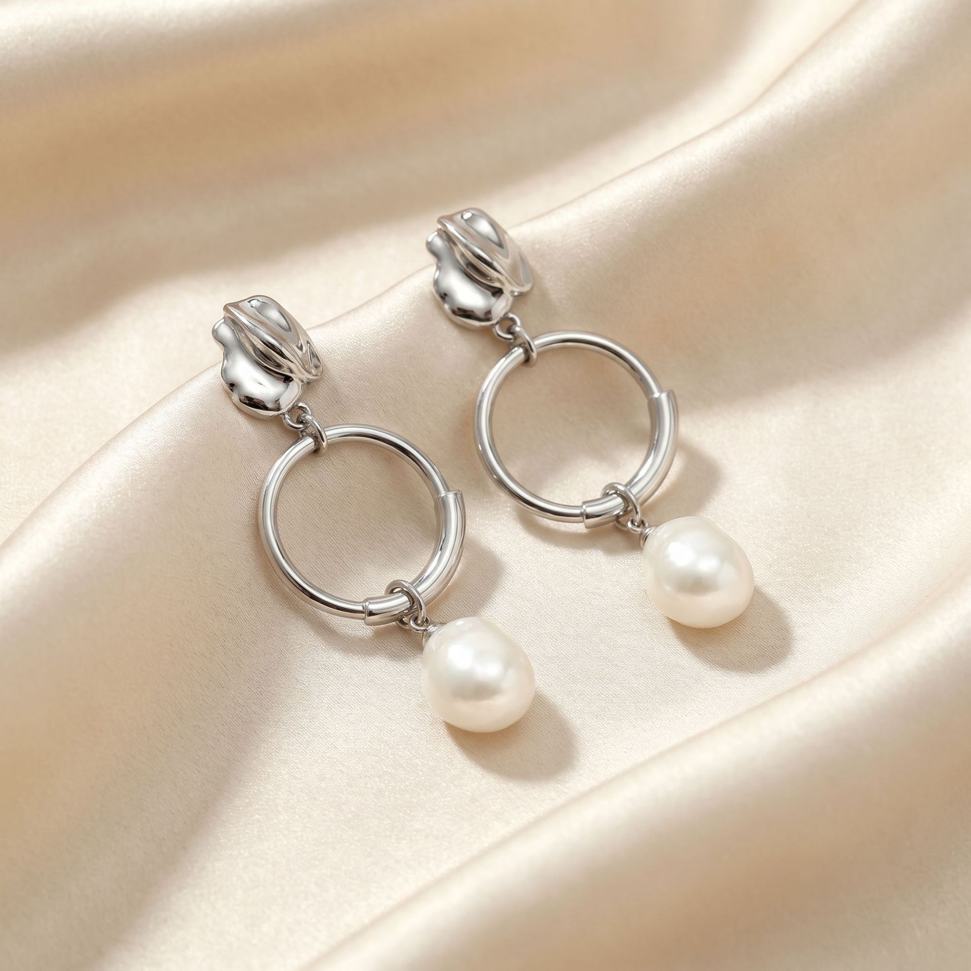 European and American Baroque smooth circular imitation pearl stud earrings, copper alloy, high-end light luxury stud earrings, cross-border women's accessories batch