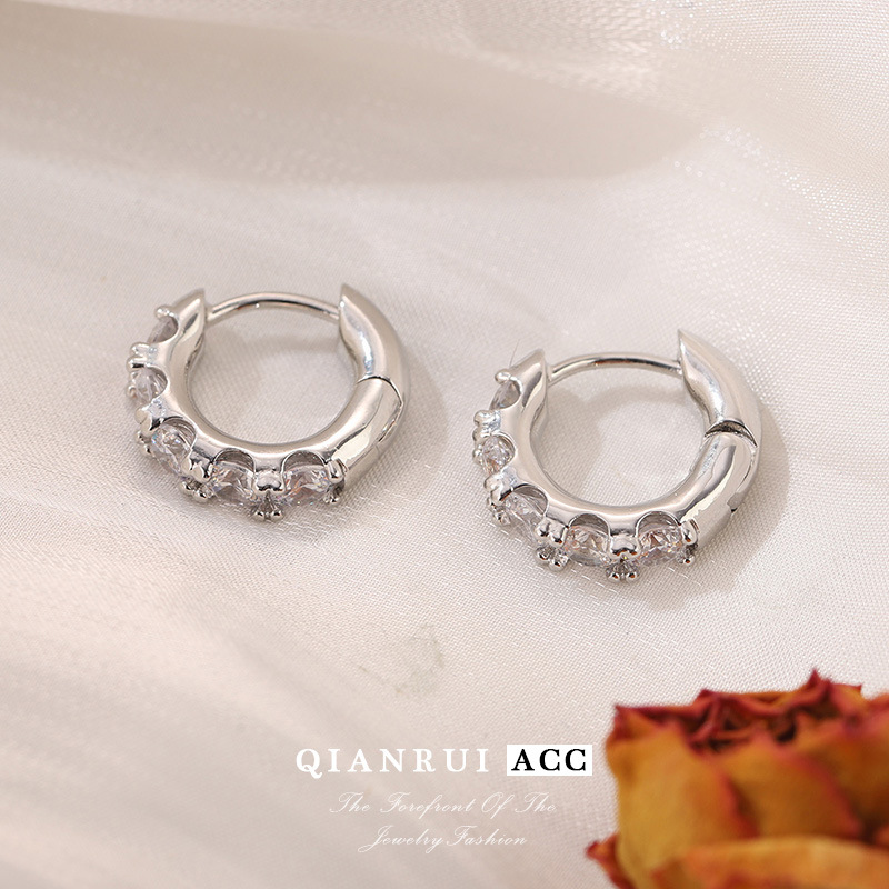 Wholesale of European and American fashionable, individualistic, geometric ear buckles for women, light luxury and niche design, French cold style earrings