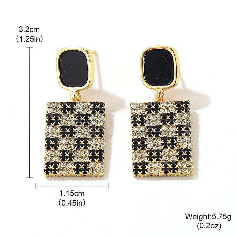 Korean black and white checkered earrings with a niche design, versatile and cool style, French light luxury, high-quality earrings wholesale Application Scenario