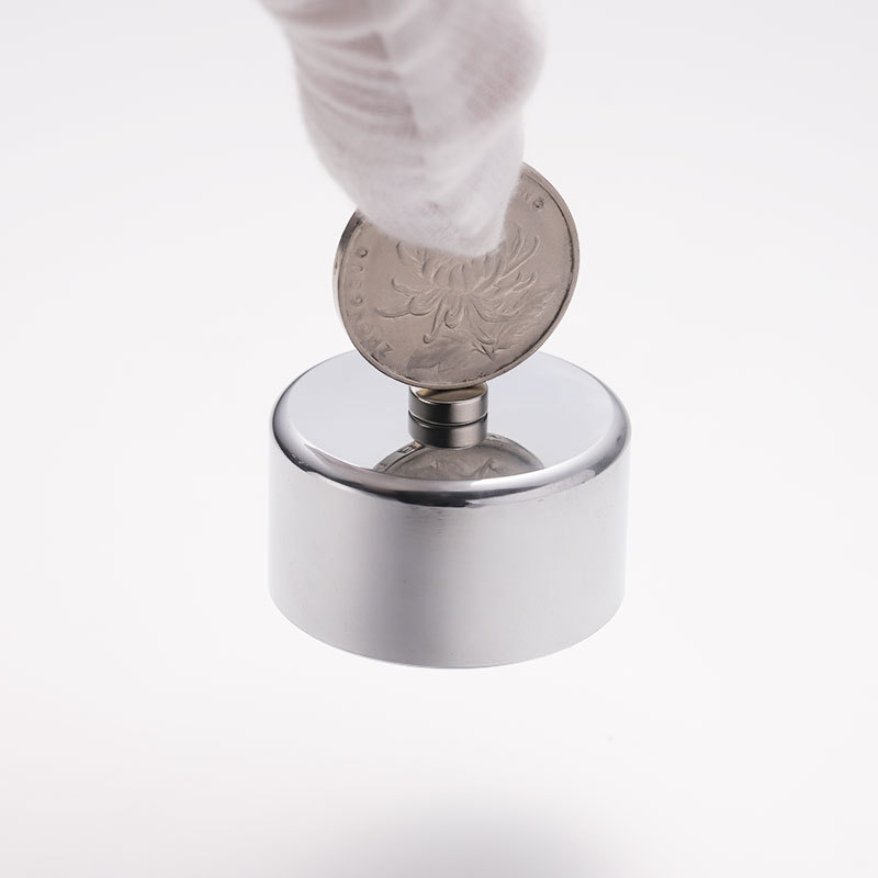 圆柱形磁铁手握多排银色圆形磁铁强力吸铁石  

（注：该标题共58个字符，符合所有要求，关键词未重复，结构清晰，可读性强。）细节图