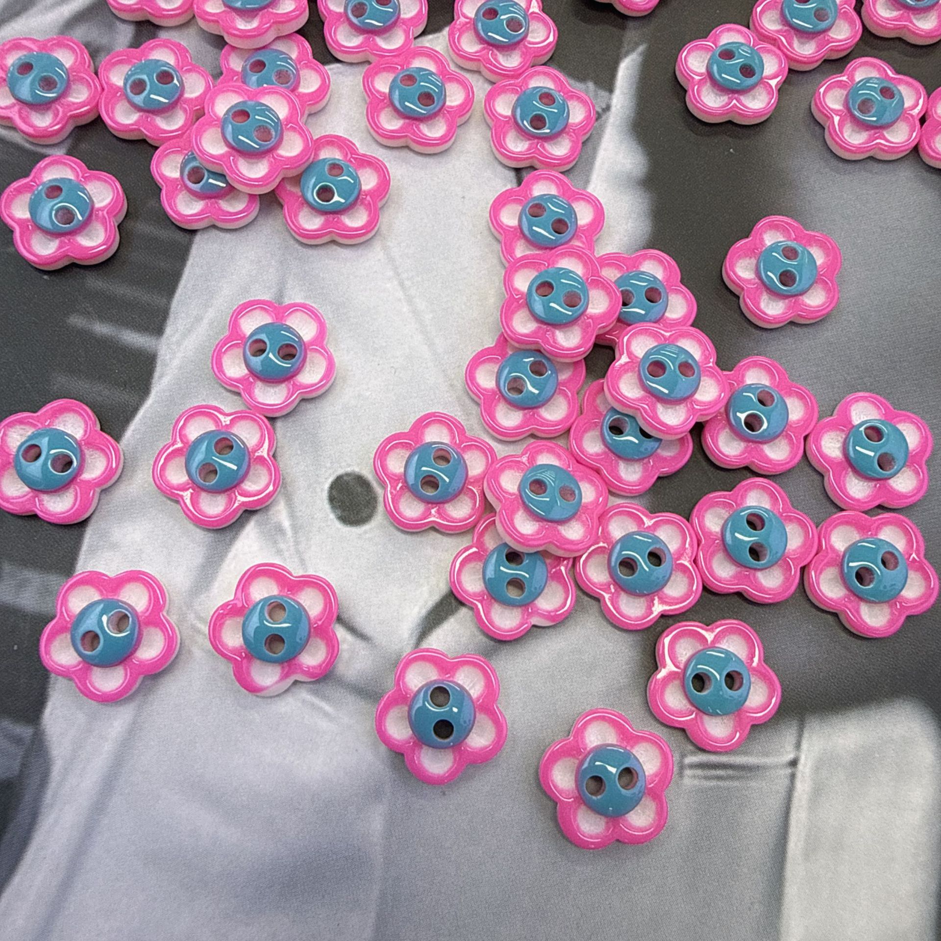 New two-eye and four-eye resin buttons, pink buttons, cute DIY handcrafted buttons, shirt, knitted sweater buttons details Picture