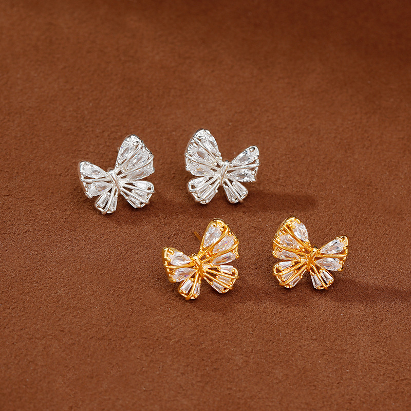 This is a new trendy ear accessory with a unique design sense, featuring butterfly stud earrings, women's fashion, light luxury, super sparkling zircon, and a high-end, elegant style