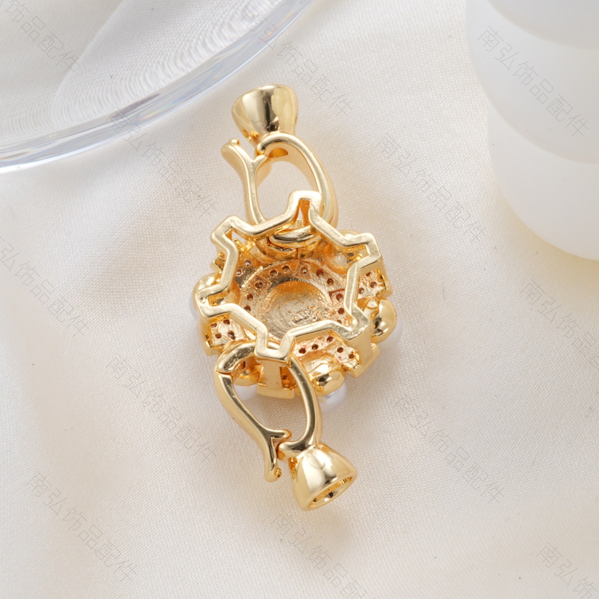 Pearl necklace clasp, copper plated with 18k gold and inlaid with pearls, abalone and shellfish necklace clasp, color-preserving finish clasp, DIY jewelry accessory Application Scenario