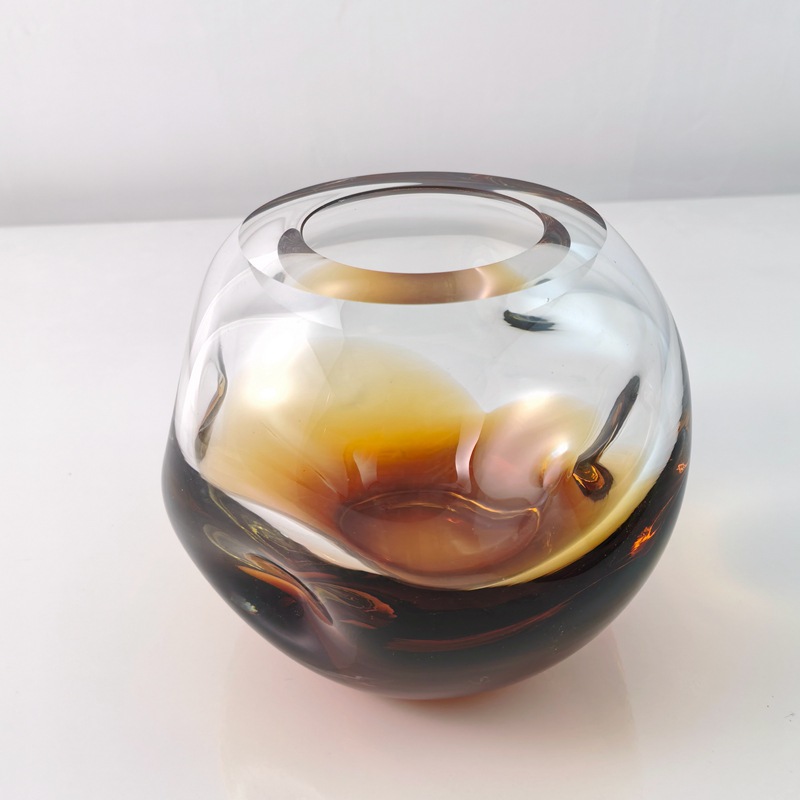 Modern light luxury irregular tea-colored glass vase, sales office, hotel dining table, negotiation table, bedside table, water-growing flower vase Application Scenario