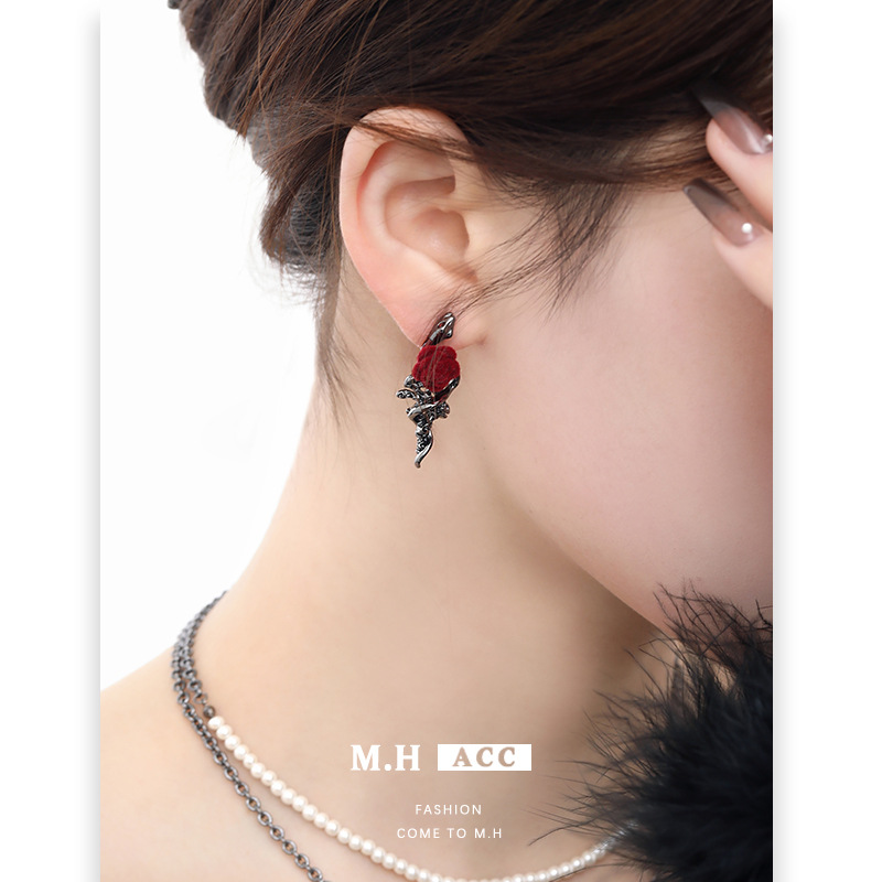 ins Sweet and Cool girl Design rose earrings, silver needle 925 earrings, high-end snake-wrapped flower earrings Specification image
