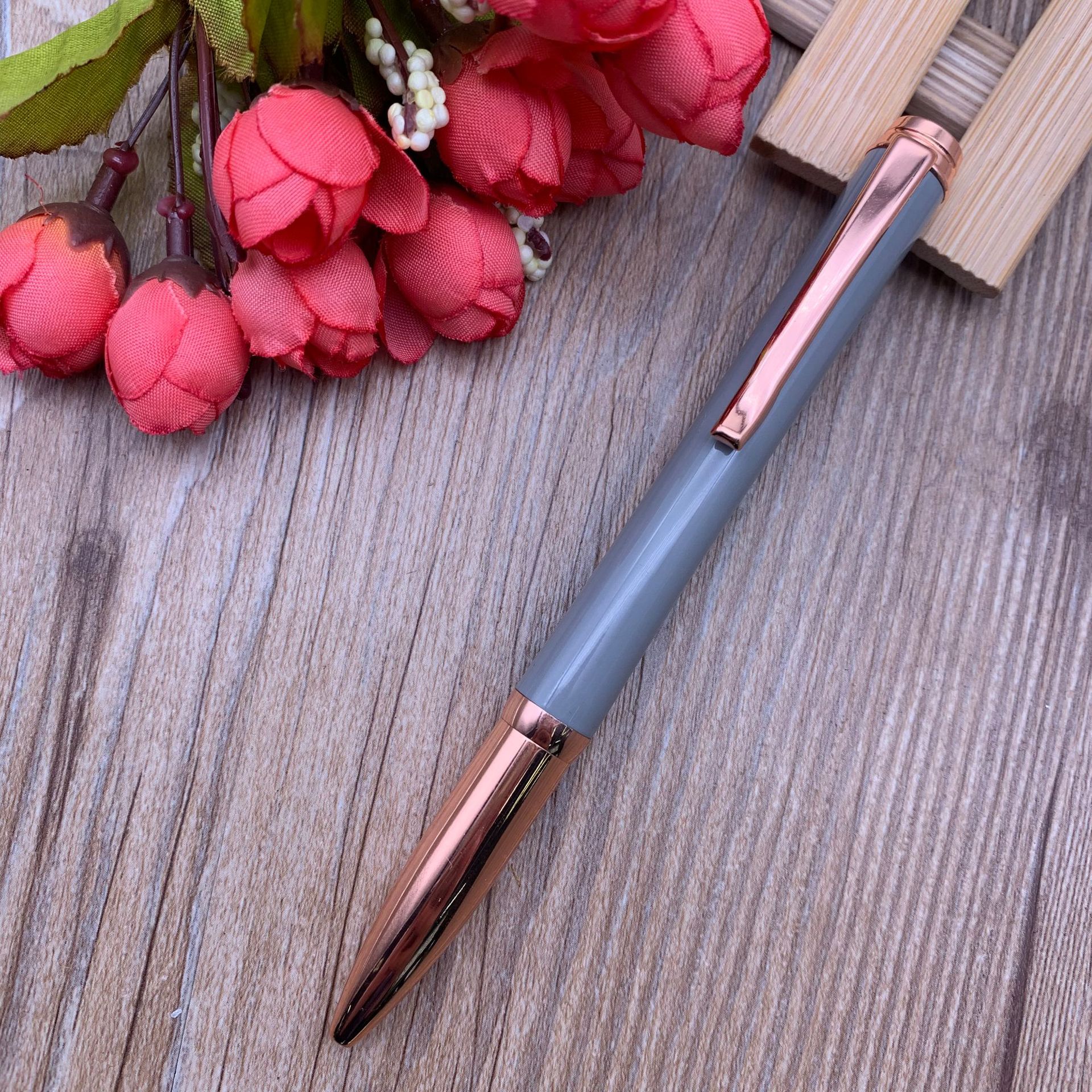 Business advertising pens can print logos, rotating ballpoint pens, metal ballpoint pen manufacturers wholesale Application Scenario