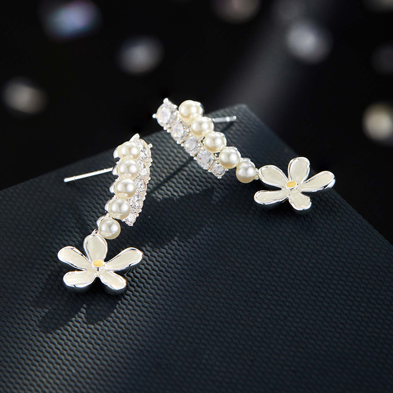The fresh and small Daisy stud earrings feature a niche design with a light luxury and high-end feel. They are made of copper alloy with zircon s925 silver needles and are versatile earrings Application Scenario