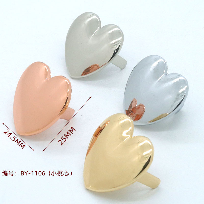 The bag features a blank metal label, an oval trademark, a heart-shaped circular logo, and can be laser-engraved with shipping marks Specification drawing