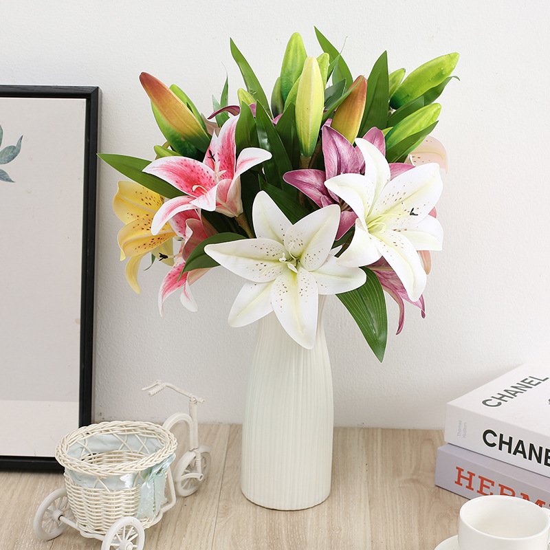 Dove artificial short-branch artificial lilies for home decoration: 2 small lilies and 1 bud. Artificial flowers for the entrance hall full figure