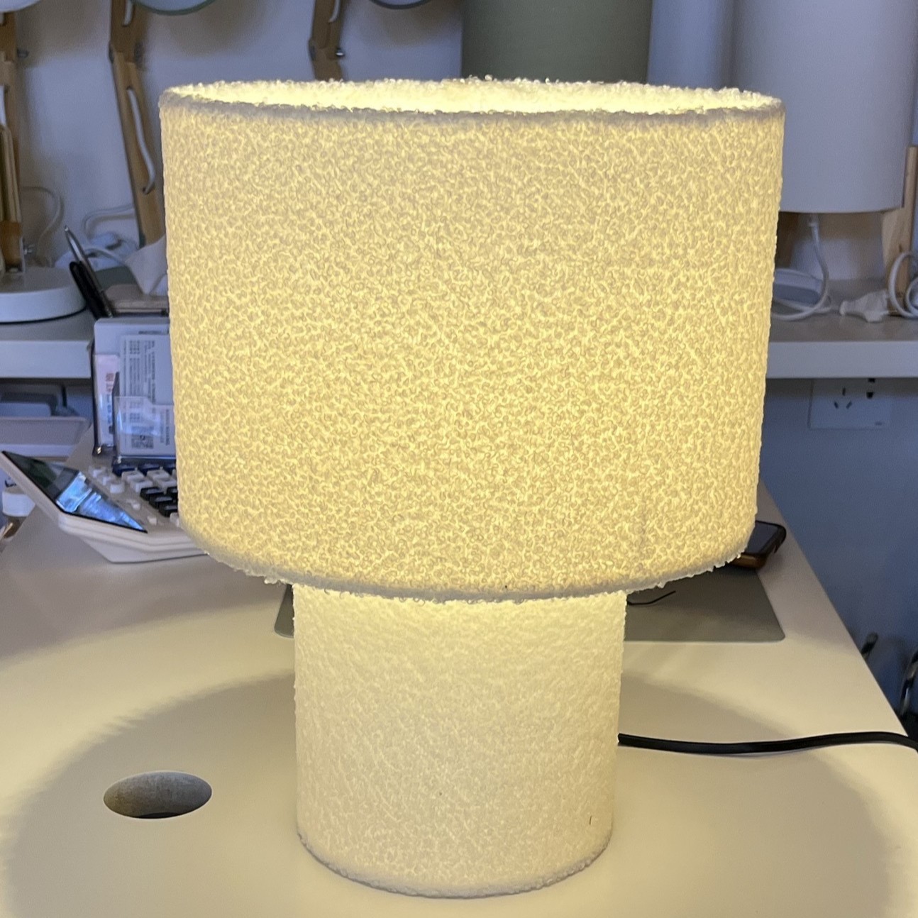 Japanese-style simple solid-color teddy velvet table lamp, living room, study, bedroom, bedside table, mushroom table lamp decorative lighting fixtures Specification drawing