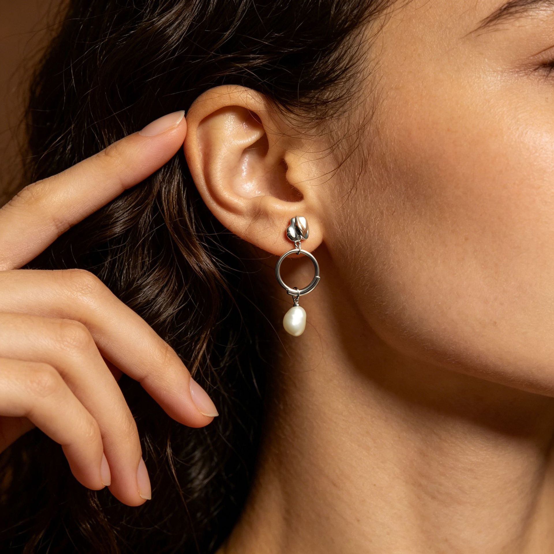 European and American Baroque smooth circular imitation pearl stud earrings, copper alloy, high-end light luxury stud earrings, cross-border women's accessories batch details Picture