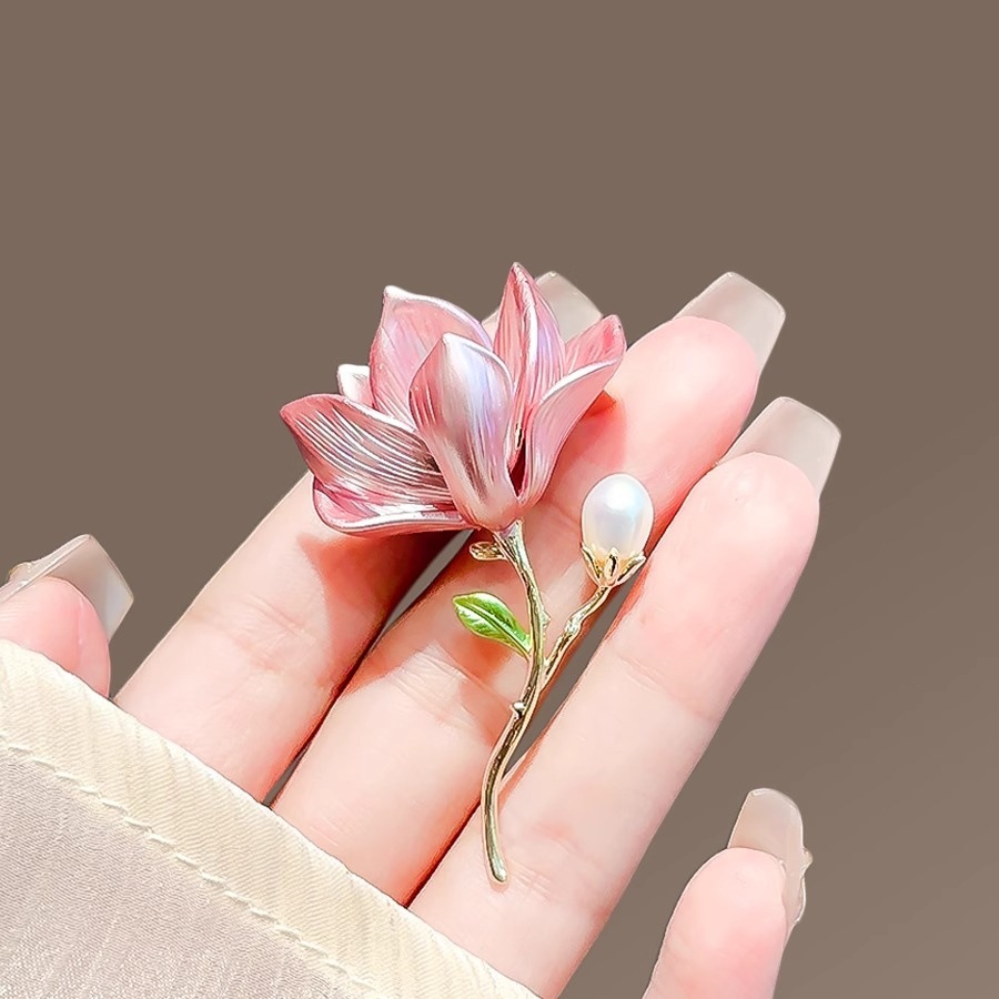 New elegant and refined magnolia flower brooch, fashionable and elegant flower pin, retro flag Hanfu brooch accessory details Picture