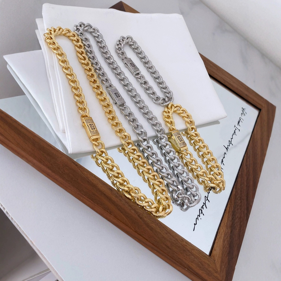 European and American cross-border fashionable and personalized metal chain multi-layer necklace, hip-hop exaggerated thick chain, diamond-encrusted men's collarbone chain Application Scenario