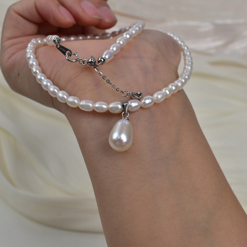 Natural freshwater pearl rice bead necklace for women, 925 silver, elegant and simple water drop pendant, pearl necklace, sweater chain Application Scenario