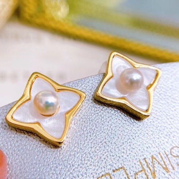 New high-end design, niche style, freshwater pearl stud earrings, women's trendy four-leaf clover earrings, exquisite, light luxury and versatile Application Scenario