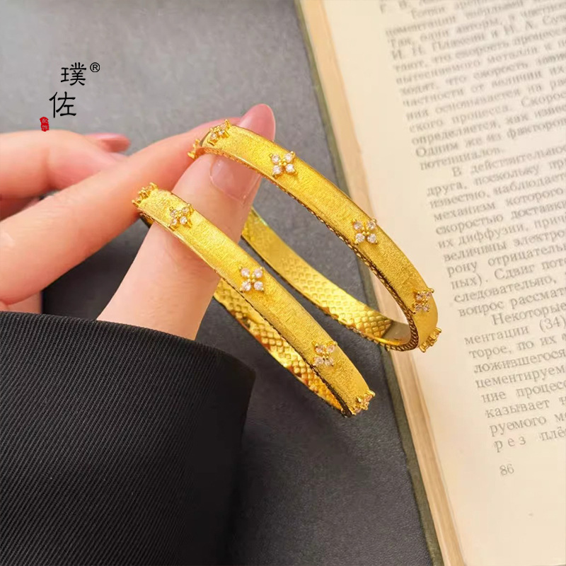 璞佐金店同款沙金点钻四叶花拉丝卡扣手镯女轻奢高级感复古手镯细节图