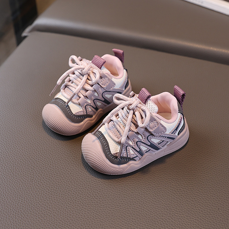 Fashionable color-blocking casual shoes for boys aged 1-3 in autumn, soft soles for children, comfortable and trendy sports shoes for kids Application Scenario