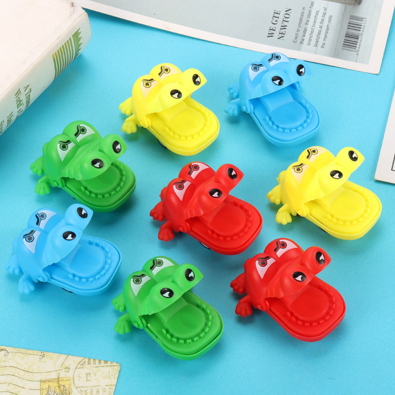 Crocodile rebound car bagged, large-mouthed animal rebound car cartoon mini biting crocodile, street stall night market toy wholesale Application Scenario