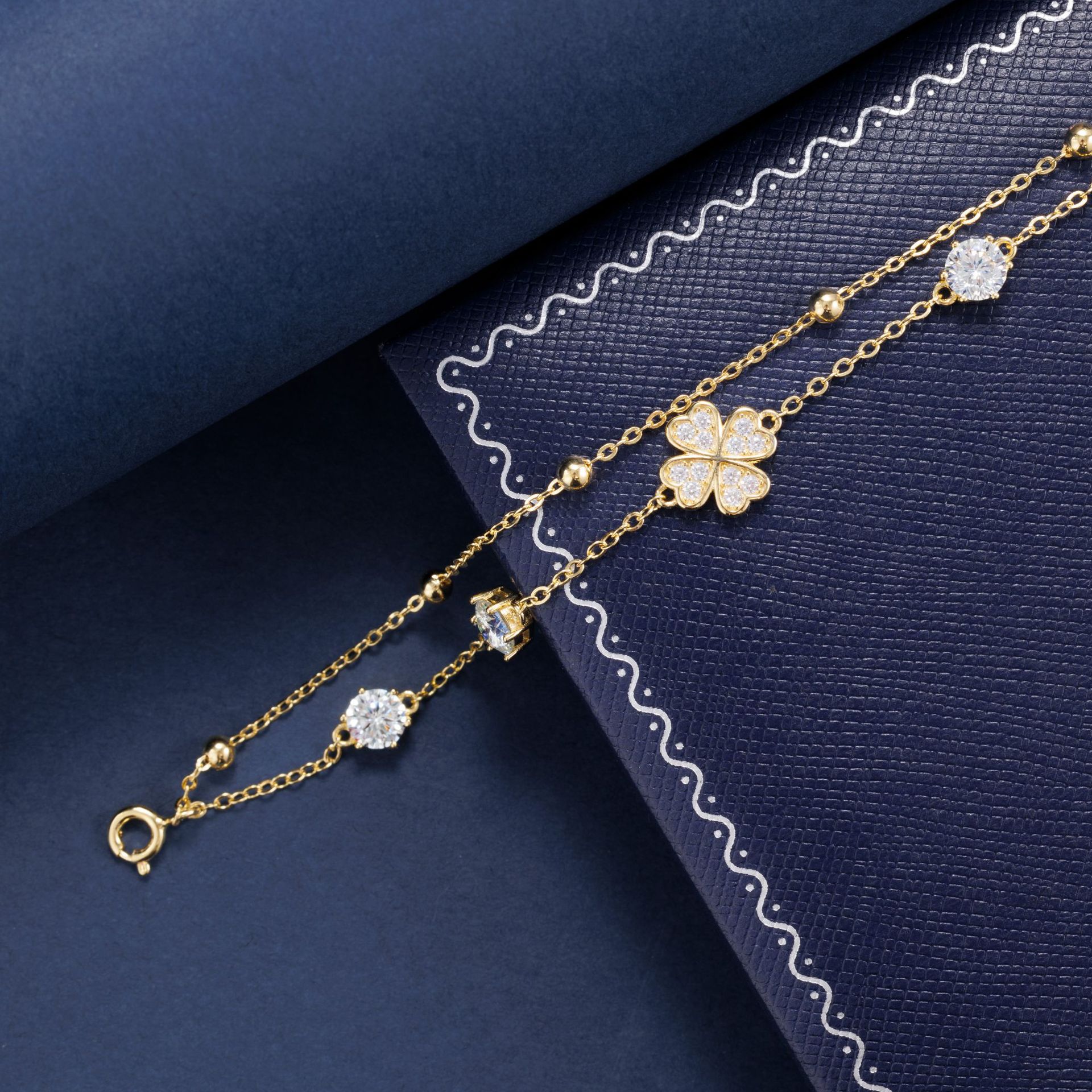 Zhuoheng Select S925 All-silver Clover 50-point Moissanite diamond bracelet, a light luxury and niche design bracelet chain