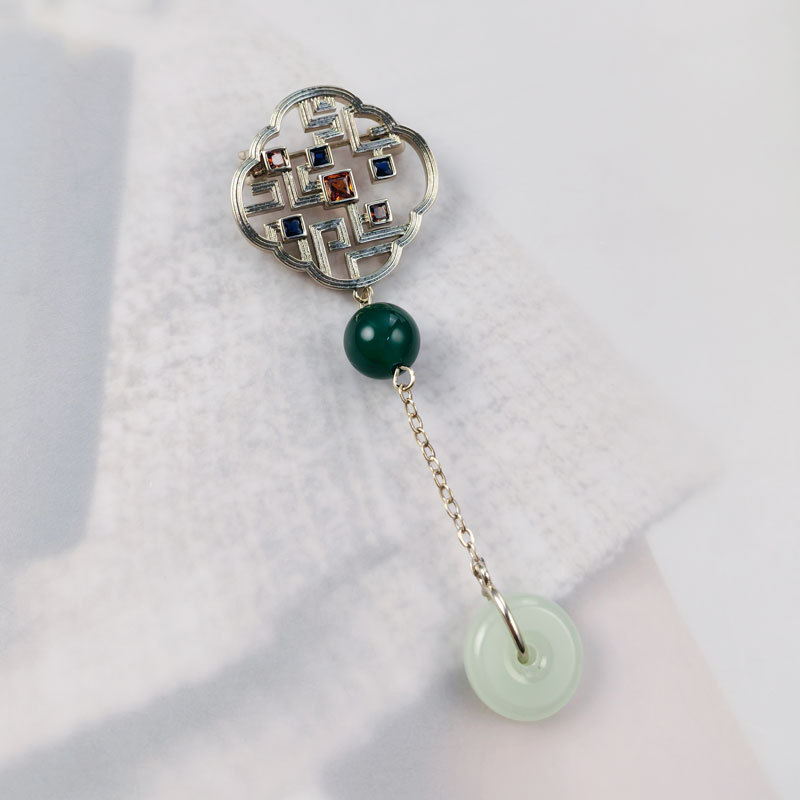 New Chinese-style hollowed-out window pane peace pendant brooch for women, a niche and high-end retro imitation jade corsage brooch, Hanfu cheongsam brooch Application Scenario