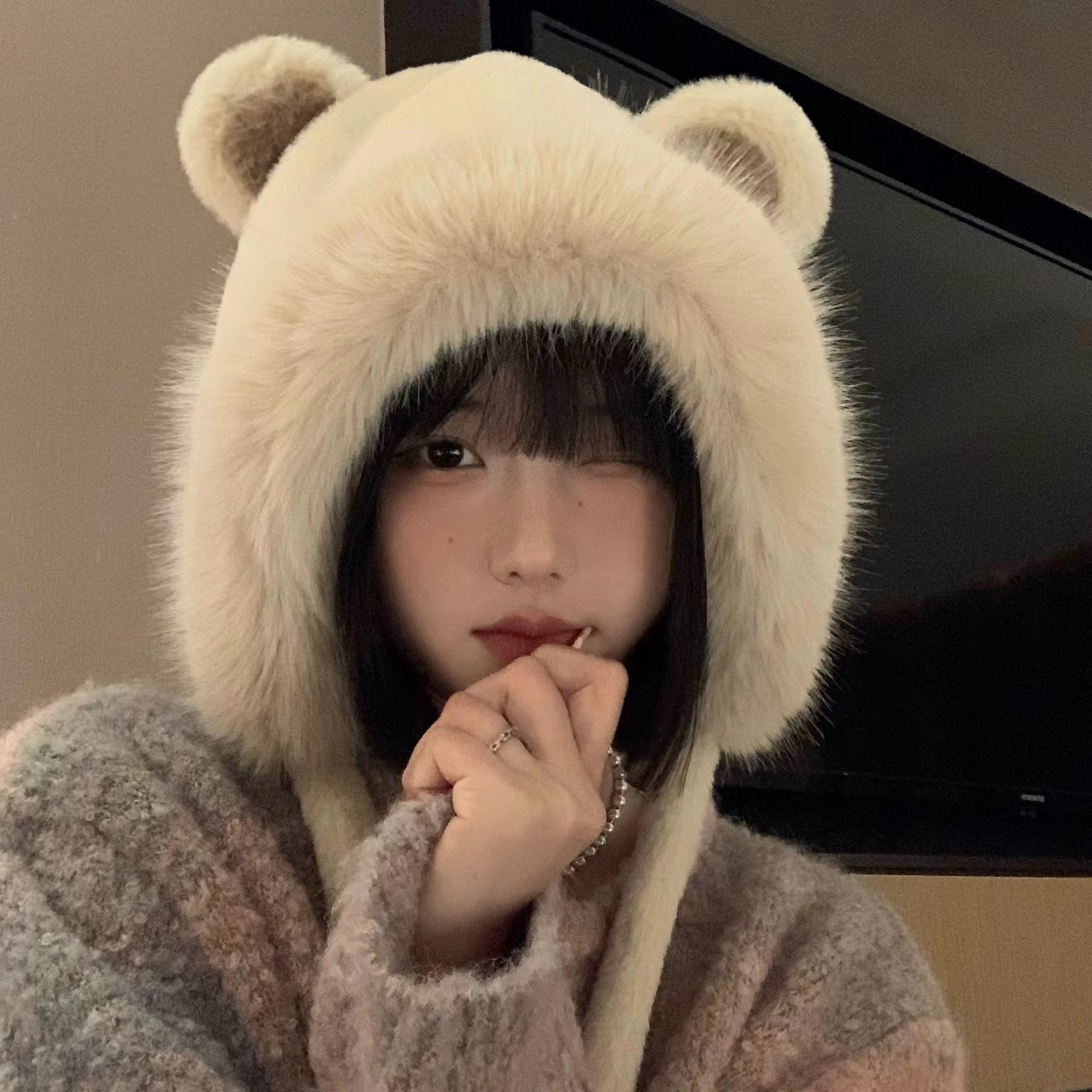 In autumn and winter, there are cute little bear fluffy and versatile ear-protecting headscarves and hats. They are thickened for women, providing warmth and protection details Picture
