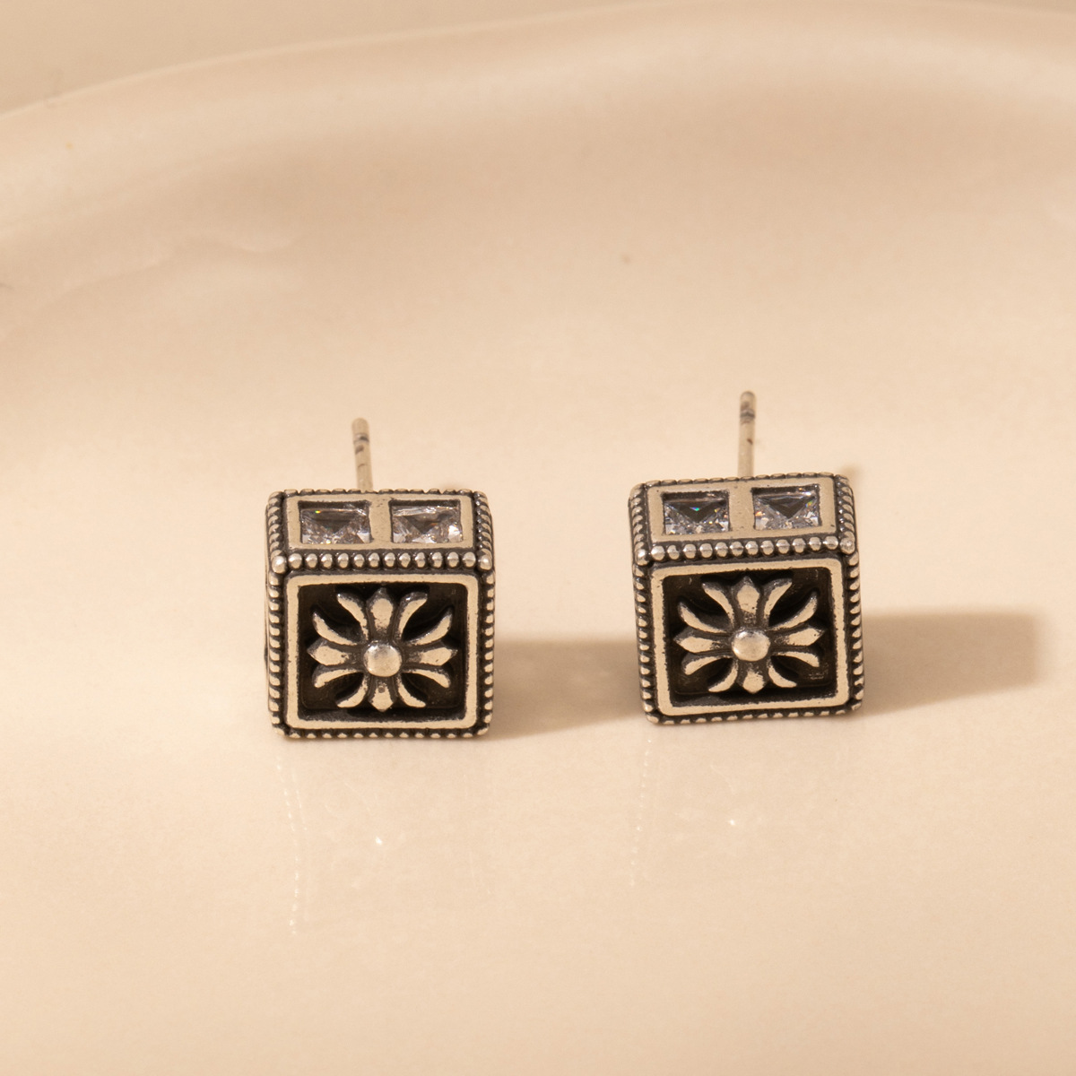 Aged Croton cross zircon square stud earrings for women, sweet, cool, neutral style, unique, fashionable and versatile earrings and earrings Specification image