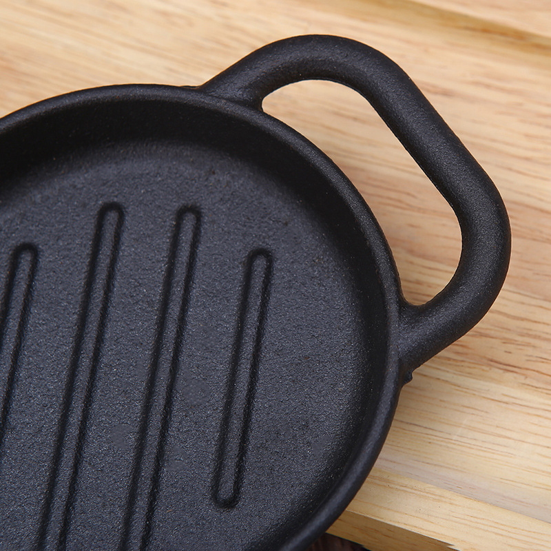 Cast iron outdoor steak teppanyaki double-ear oval induction cooker barbecue plate, household pine board fish frying and grilled meat plate Application Scenario