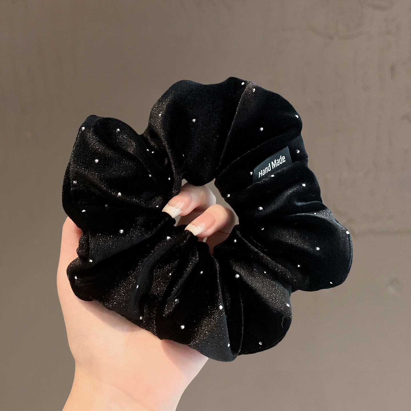 The new Korean minimalist and elegant diamond-encrusted polka dot velvet large colon hair tie exudes a retro, refined and high-end feel. It is used for tying and braided hair Specification image
