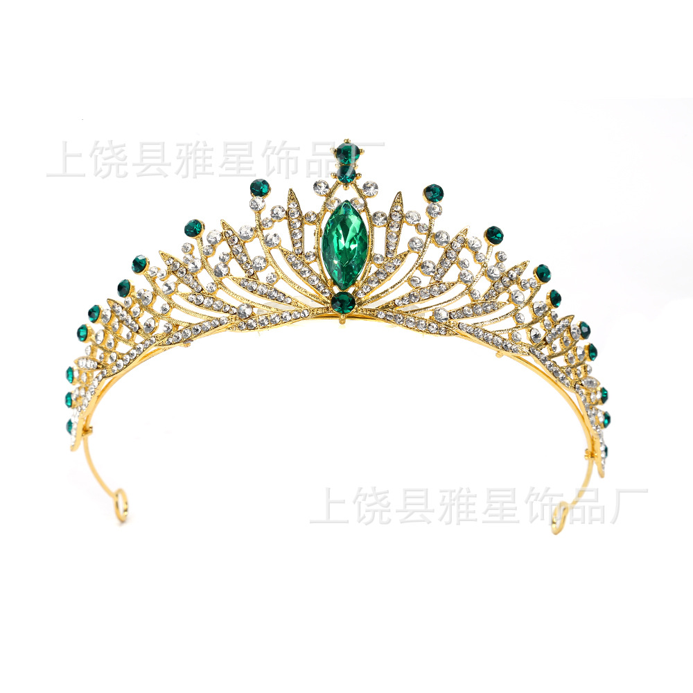 A luxurious golden diamond-encrusted crystal crown for the bride, a splendid tiara for the wedding, a dazzling headwear for the dinner and dance party, and an elegant star details Picture