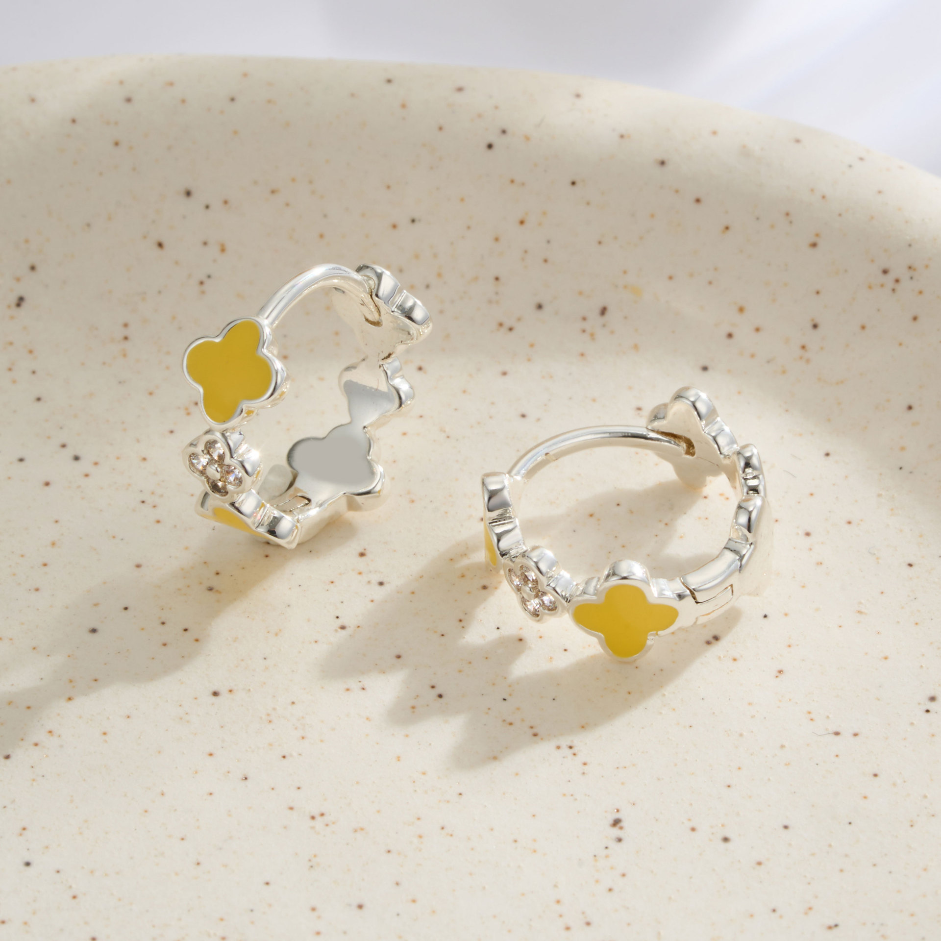 Fábrica de suministro directo color goteo de aceite de cuatro hojas earring hebillas multiflorales patchwork C earring fresco doncella earwear wholesale details Picture
