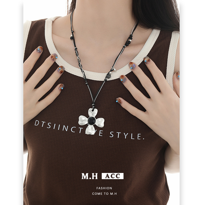 Four-leaf flower long pull-out necklace for women 2026, original design, light luxury, niche and high-end collarbone chain details Picture