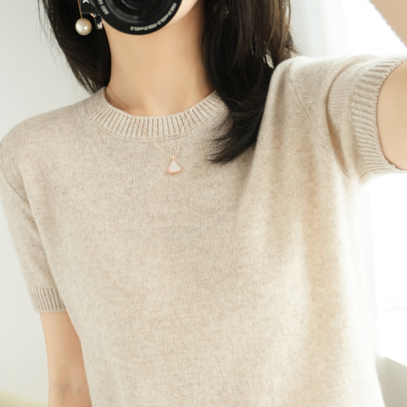 A pullover sweater, a women's non-cashmere round-neck short-sleeved loose T-shirt, paired with a knitted sweater as a base layer, a short top for spring and autumn