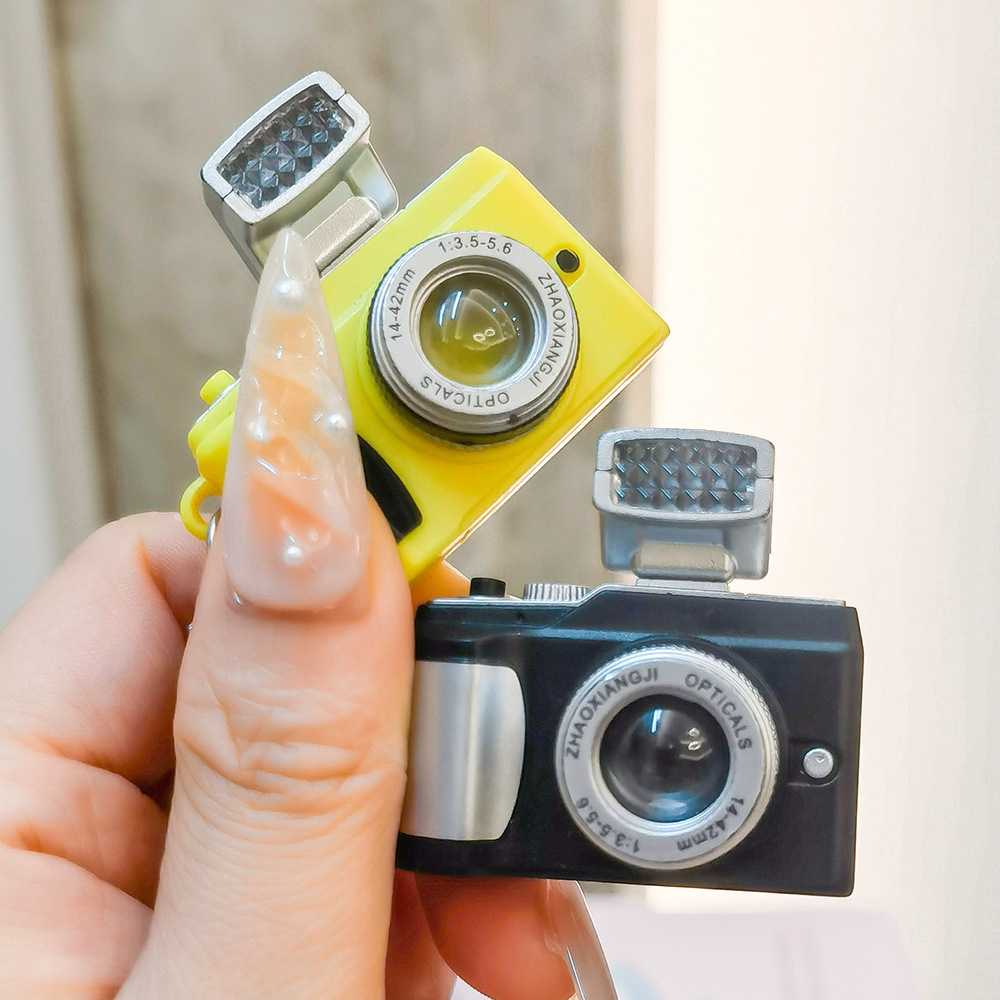 A popular light-emitting small camera with LED lights, a keychain that emits light, a camera necklace, a pendant, and a creative gift keychain details Picture
