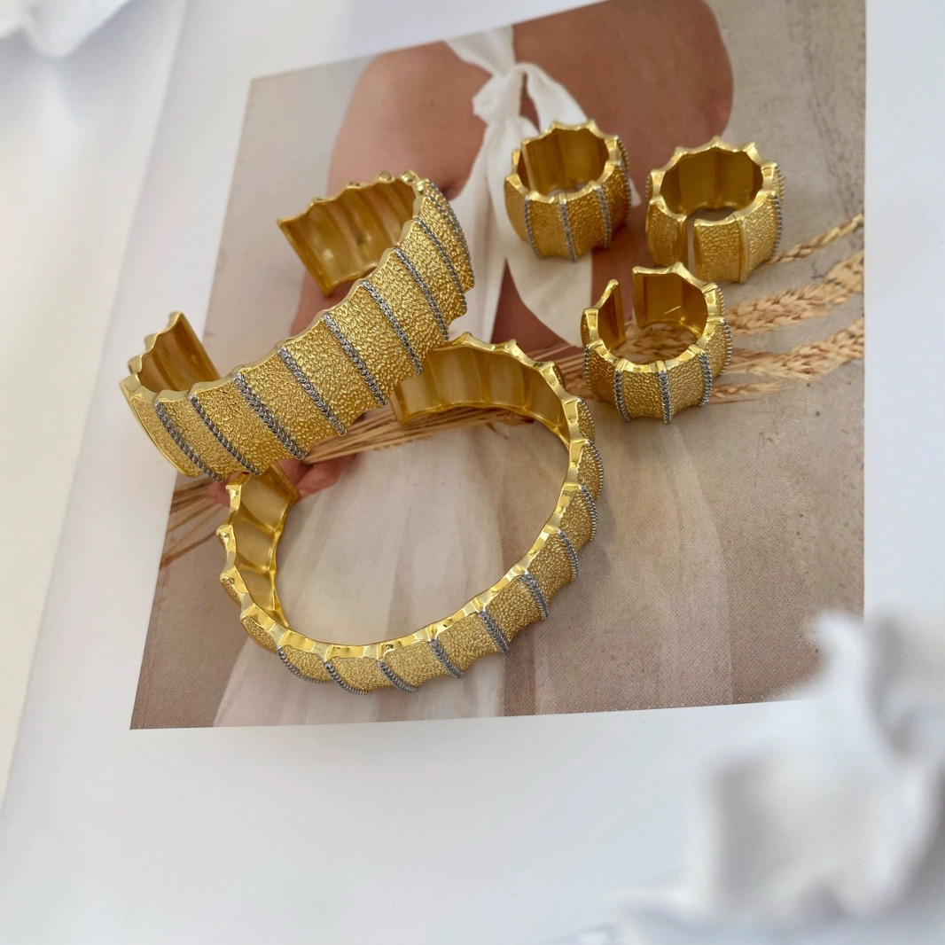 A light luxury and high-end brushed wavy slightly set diamond ring bracelet with exquisite design, a retro and fashionable set Application Scenario