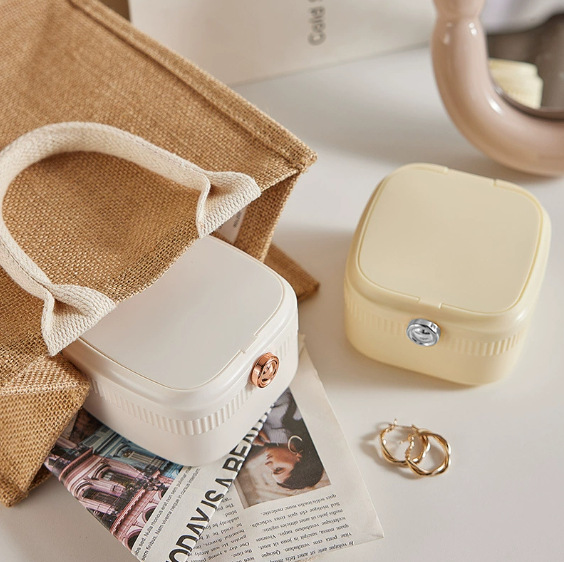 Light luxury portable jewelry box, jewelry, lipstick, ring storage box, stud earrings, necklace accessories, dust-proof storage box Application Scenario
